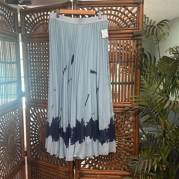 Blu Sol Lovely and elegant skirt pleated. Lined the dye design size large NWT - Picture 2 of 5